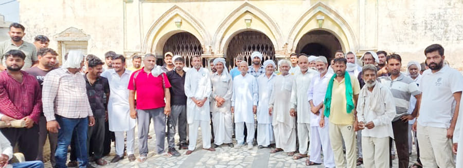 गांव कन्हड़ी में बिजली निगम के खिलाफ एकजुट ग्रामीण। स्त्रोत- जागरूक पाठक।