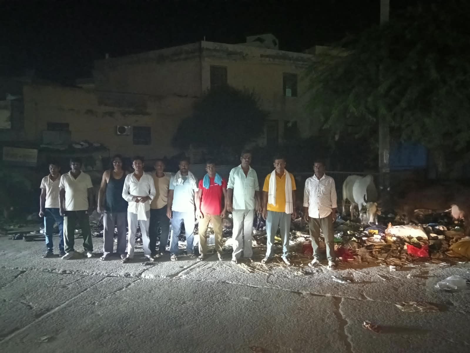 हांसी में रात में कचरे के पास ठीकरी पहरा देते सफाई कर्मचारी। 