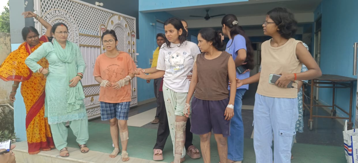 Panic at Motihari Engineering College: Cauldron of boiling oil falls on three female students Bihar News