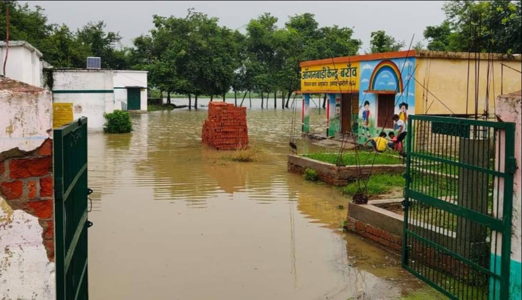 इलिया के बरांव कंपोजिट विद्यालय बना तालाब। संवाद
