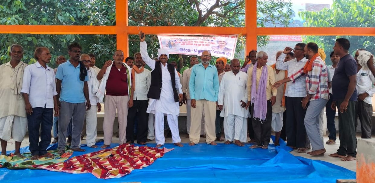 Siddharthnagar News: Sit-in continues to get the path to the cremation ground opened