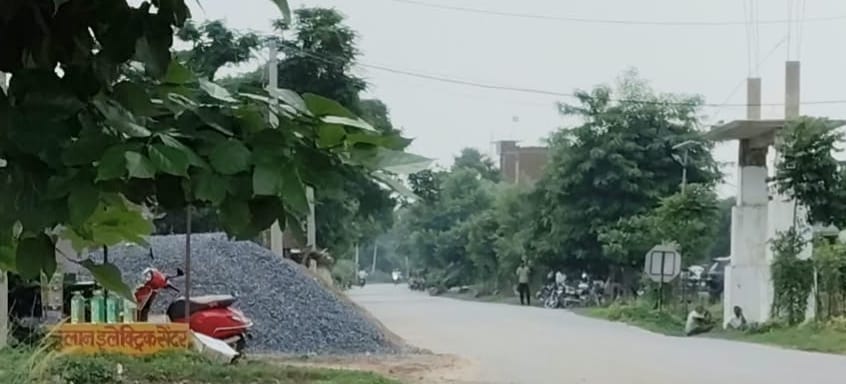 जहूराबाद में सड़क किनारे पड़ा गिट्टी व बालू का ढेर। संवाद