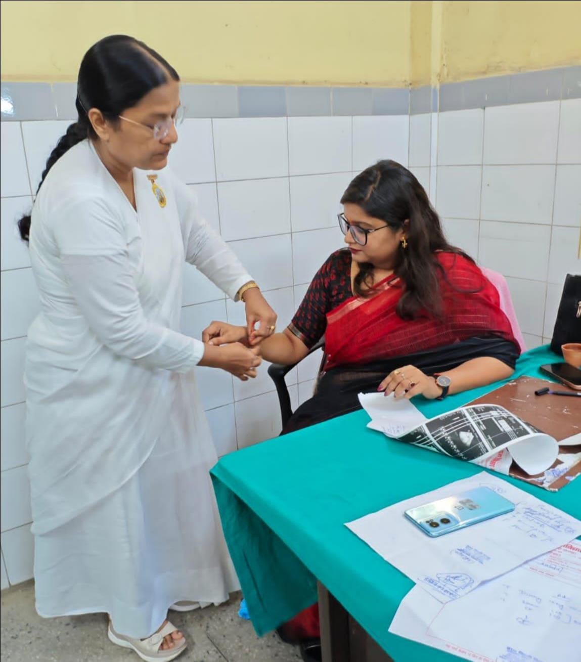 Brahmakumari sisters tied Rakhis to 143 people and administered a pledge for de-addiction