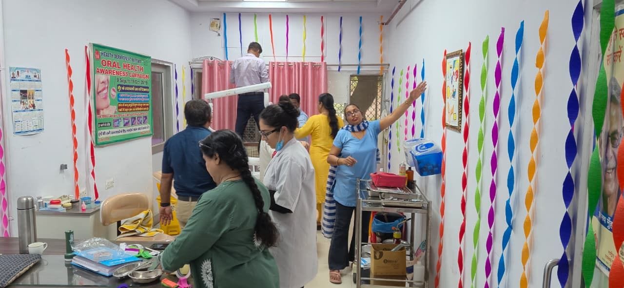 जिला नागरिक अस्पताल में ऑार्थो डोन्टिक क्लीनिक एंड इंप्लांट सेंटर को सजाते चिकित्सक व स्वास्थ्य
