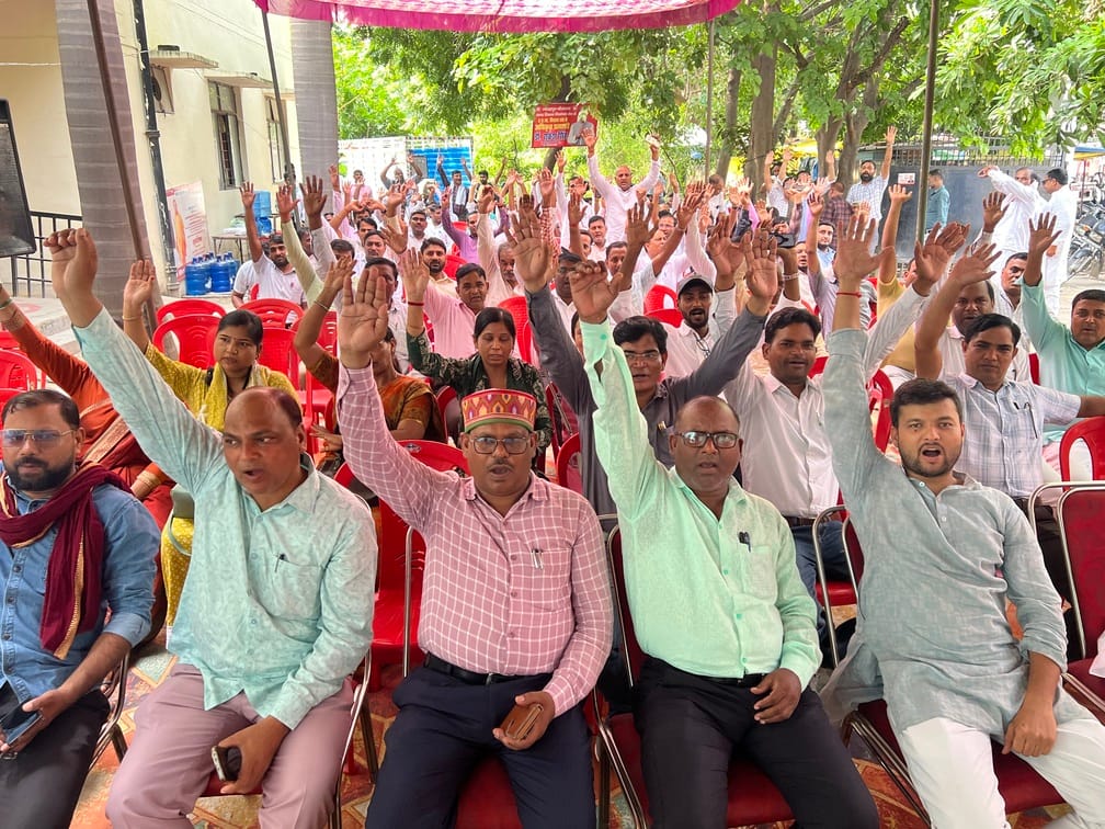 जिला विद्यालय निरीक्षक कार्यालय पर उ. प्र. माध्यमिक शिक्षक संघ एकजुट मऊ के तत्वावधान में धरना प