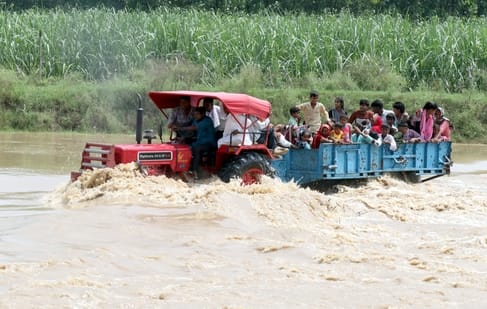 Due to rain in the mountains, the water level of the rivers increased, Malan water came on the road.Due to rain in the mountains, the water level of the rivers increased, Malan water came on the road.