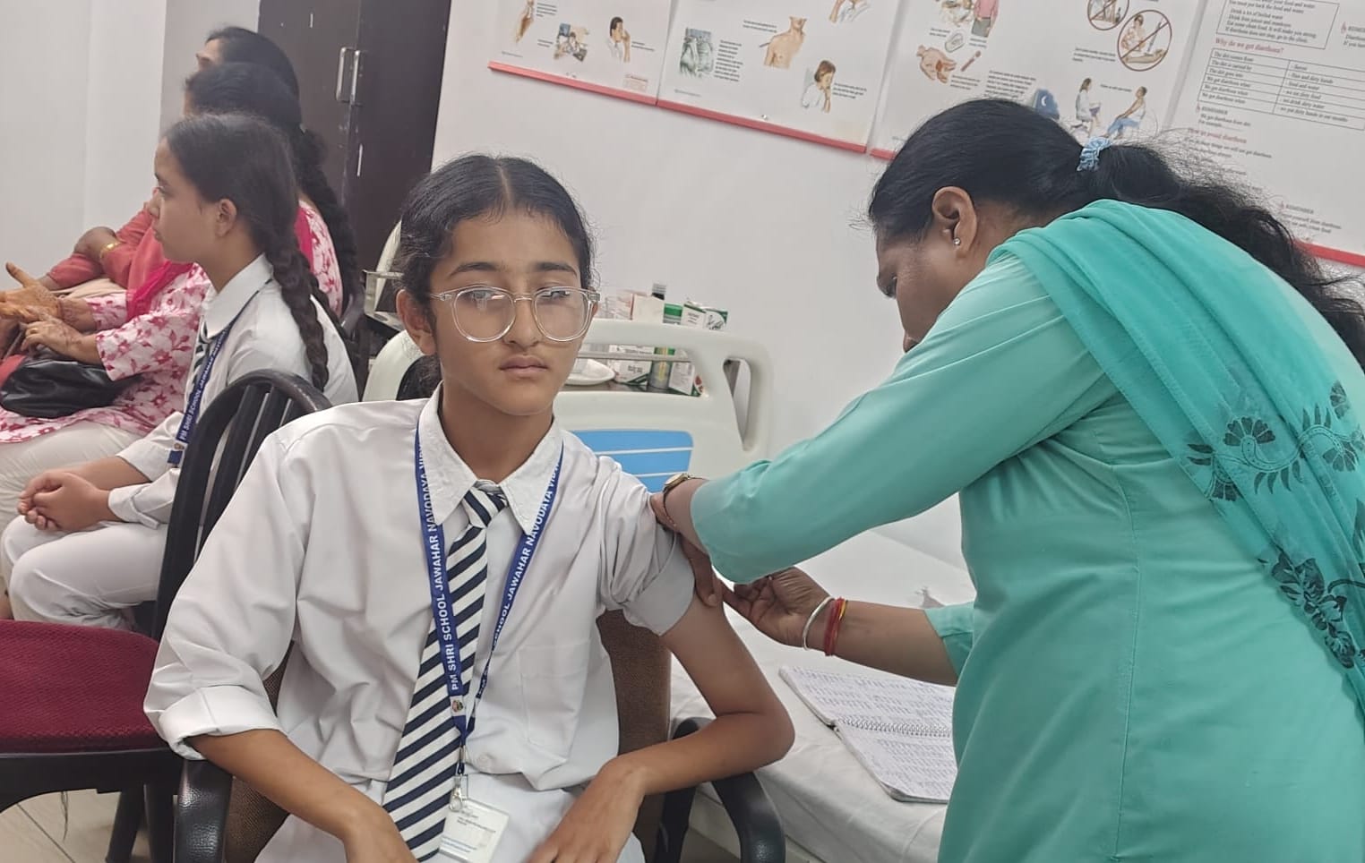 जवाहर नवोदय विद्यालय बंदरोल में एचपीवी टीका लगवाती छात्रा। -संवाद
