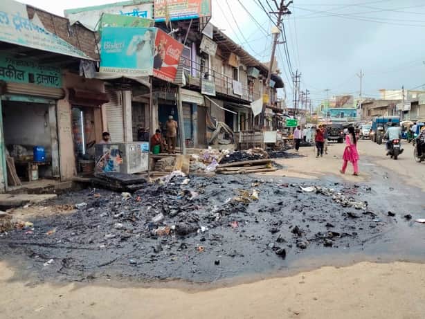 Silt removed from the drain left on the road; traders and passersby inconvenienced.