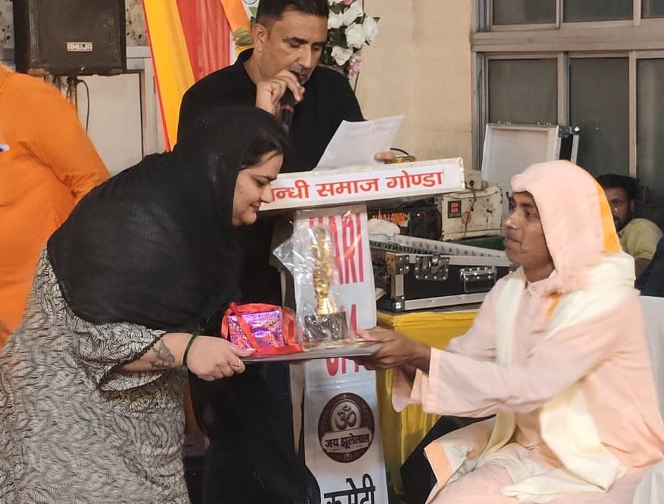 झूलेलाल धर्मशाला में विद्यार्थियों को सम्मानित करते अतिथि। स्रोत: सोशल मीडिया 