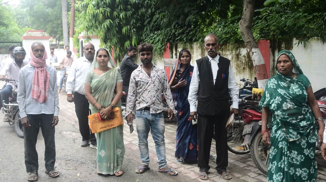 कचहरी से डीएम कैम्प कार्यालय पहुंचे फरियादी।