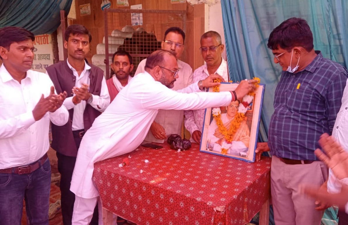 कांग्रेस कार्यालय पर आयोजित कार्यक्रम में पूर्व प्रधानमंत्री राजीव गांधी की जयंती पर उनके चित्र