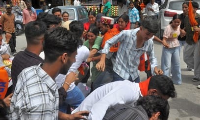 कुल्लू के ढालपुर चौक पर पुतला जलाने को लेकर पुलिस कर्मी एबीवीपी के कार्यकर्ता से छिनने की कोशि