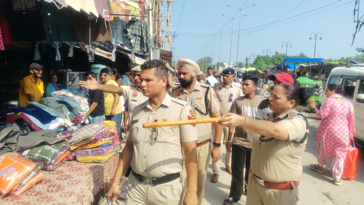 On the demand of traders, the police removed encroachment from the cloth market.