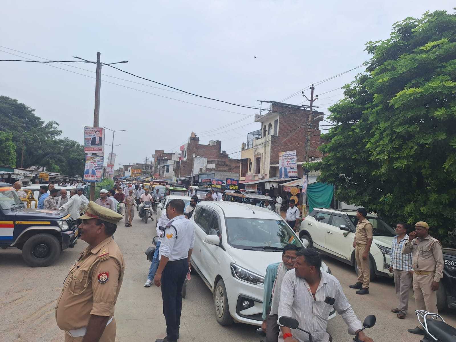 कोर्ट के बाहर सड़क पर लगा जाम। संवाद