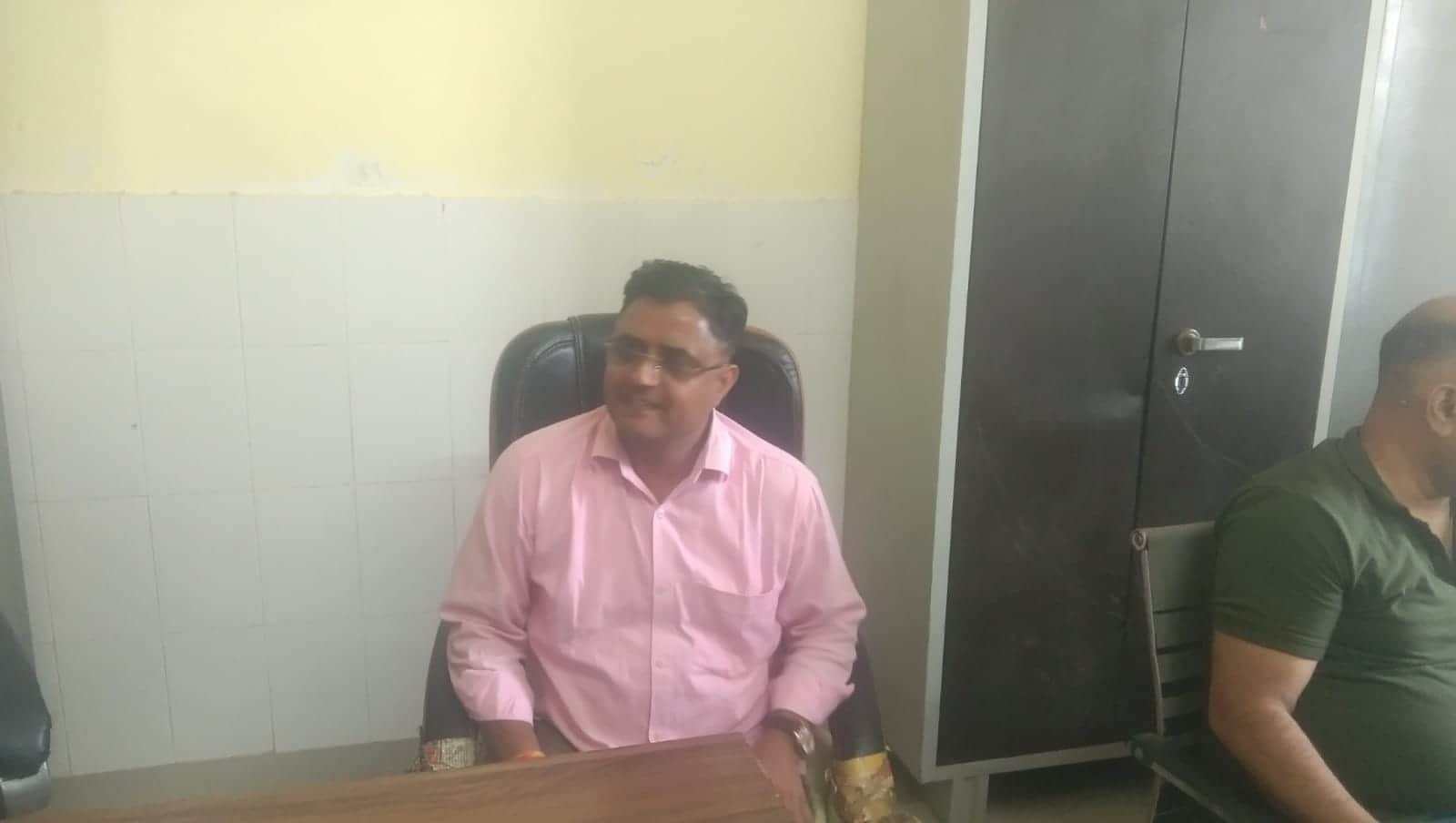 किसी भी की टीम ने 1000 की रिश्वत लेते हुए नरसिंह अधिकारी को पकड़ा