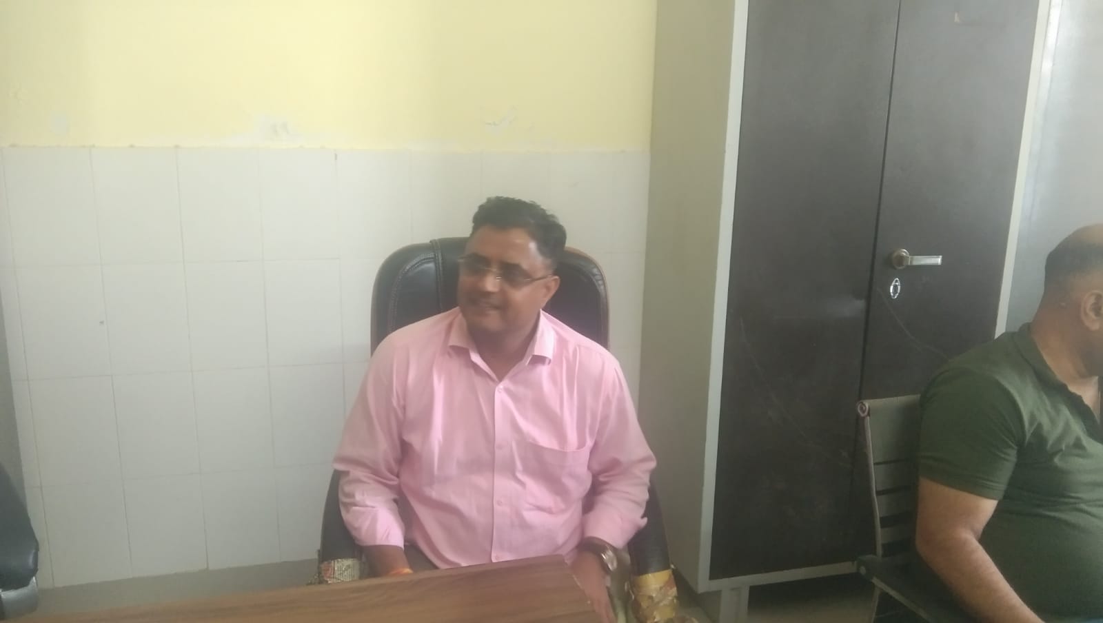 किसी भी की टीम ने 1000 की रिश्वत लेते हुए नरसिंह अधिकारी को पकड़ा
