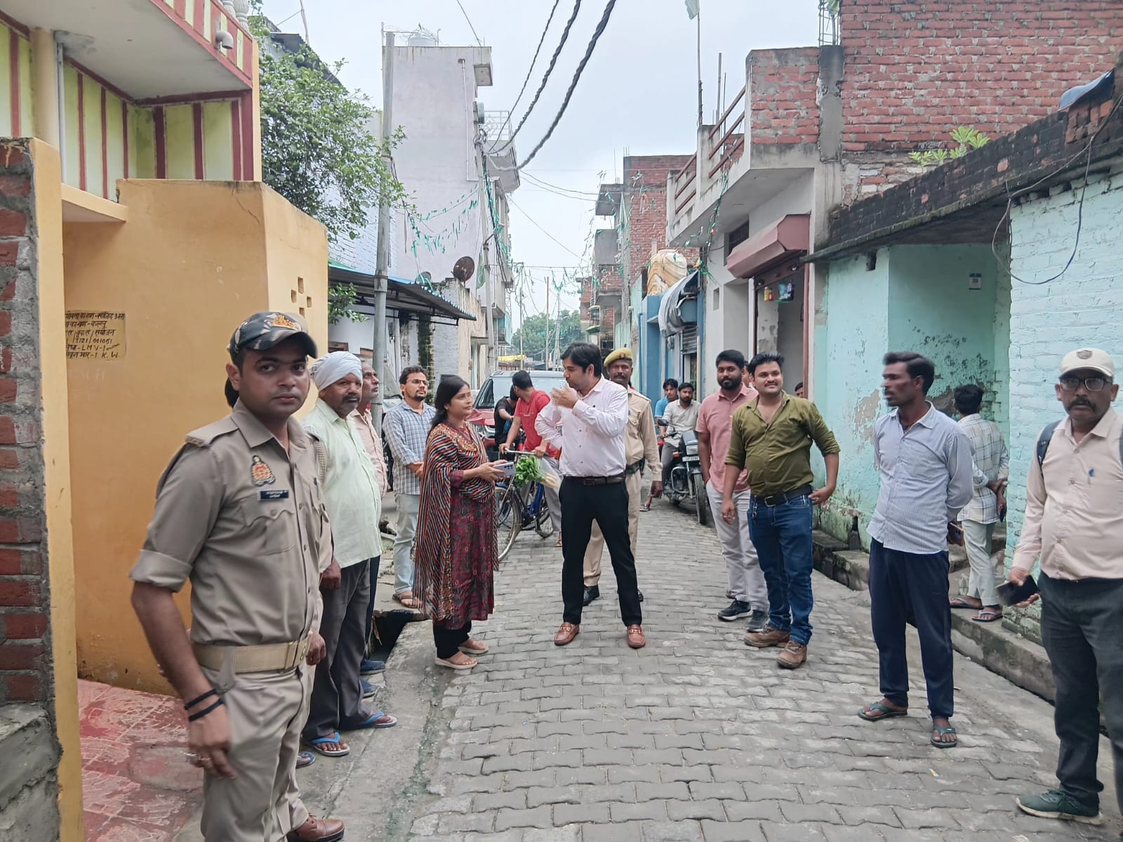 कांट के मोहल्ला गढ़ी पूर्वी में आरोपी के घर का निरीक्षण करते एसडीएम प्रभात राय व अन्य।