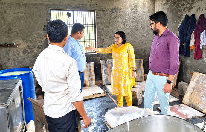 200 kg of paneer prepared using refined oil was seized, and 1,500 liters of milk made from SMP (Skimmed Milk Powder) were destroyed.
