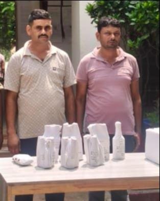 लोहरौली के अब्बासगंज भिटवा में नकली शराब मामले में गिरफ्तार आरोपी। संवाद