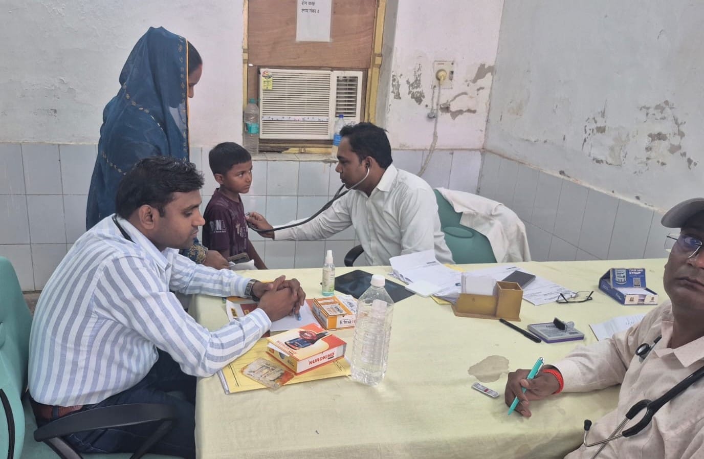 मंडलीय अस्पताल में बच्चे का इलाज करते बाल रोग विशेषज्ञ। संवाद