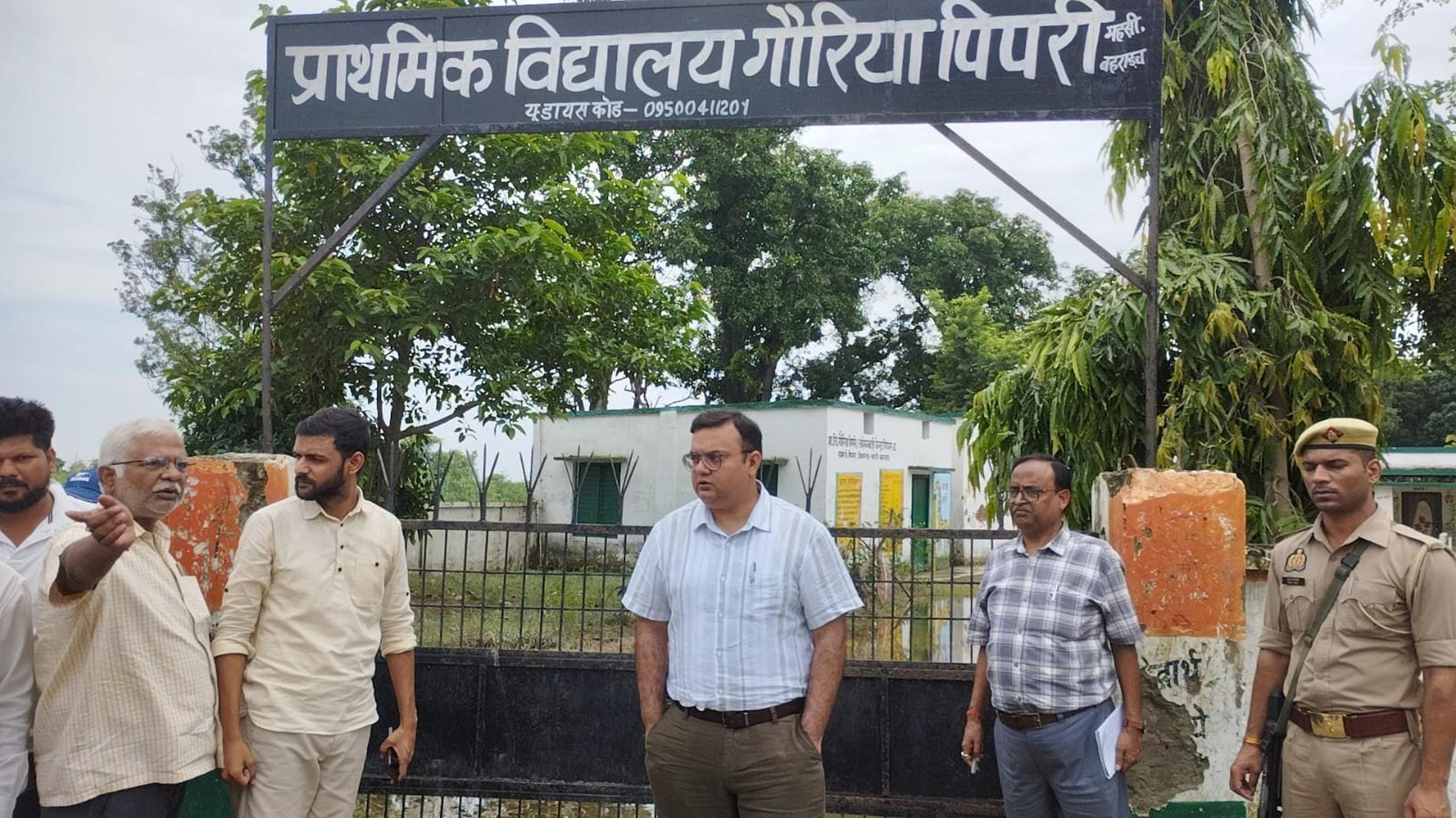 महसी के बाढ़ इलाके में पानी कम होने के बाद गौरिया पिपरी विद्यालय का निरीक्षण करते जिलाधिकारी।