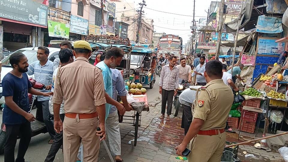 Pushcarts and vehicles obstructing the road were removed, and publicity boards were confiscated.