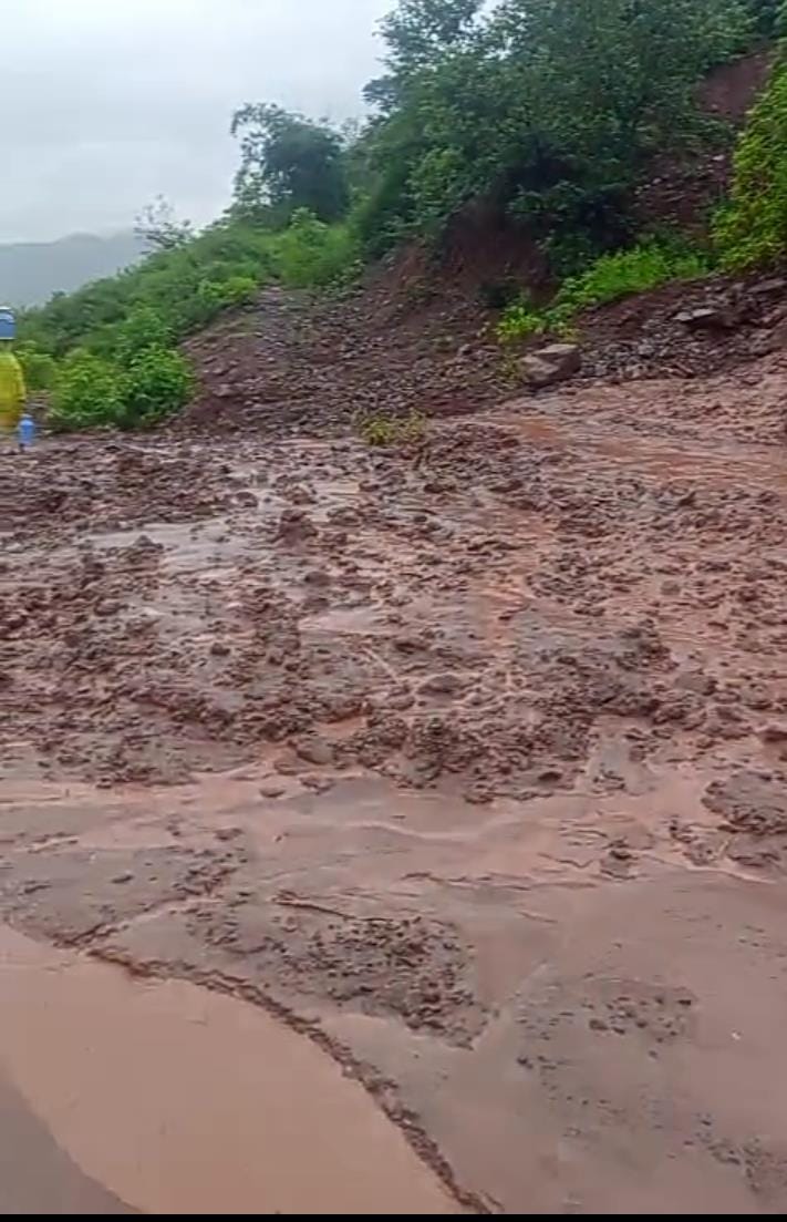 मलबा गिरने से दलदल में तब्दील मार्ग।