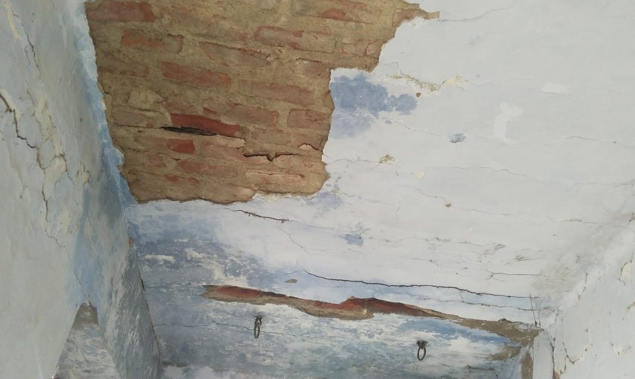 Manikpur Sub-Post Office operating from a dilapidated building.