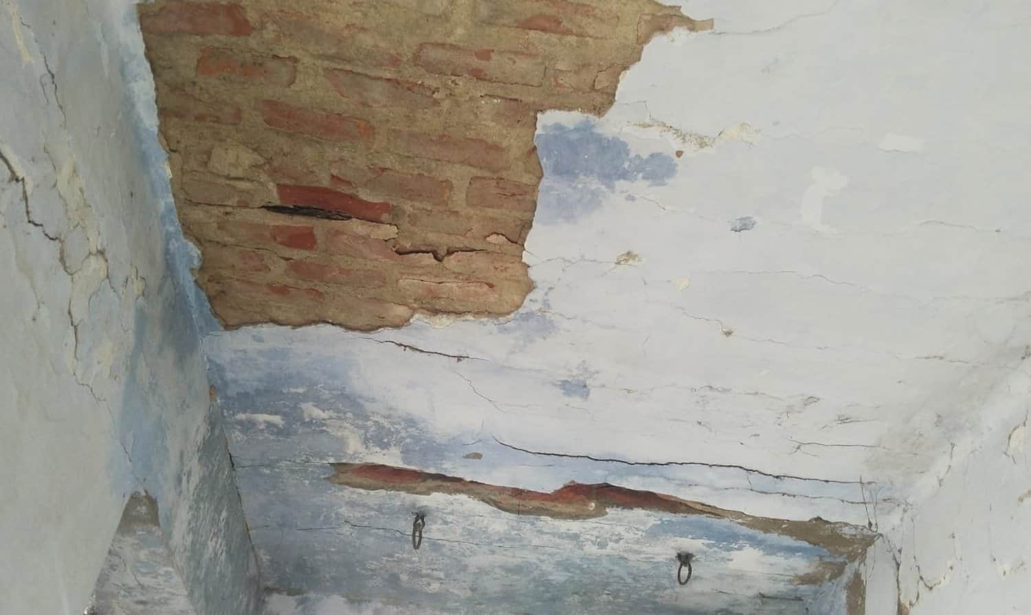 मानिकपुर का डाकघर का जर्जर भवन। संवाद