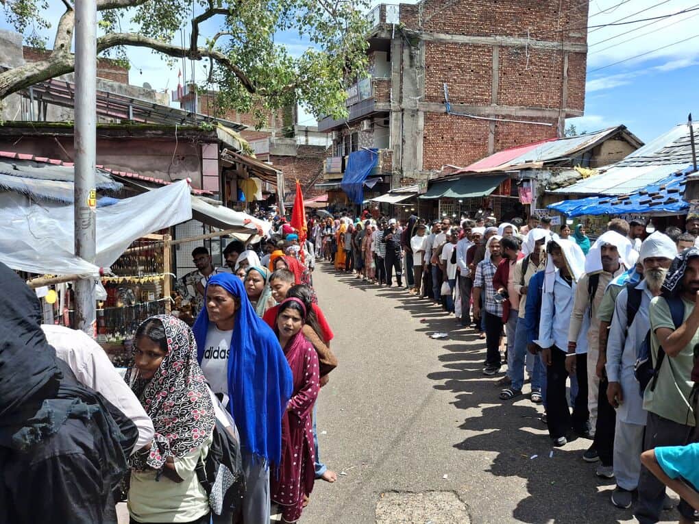 On the day of Saptami, more than 40,000 devotees bowed their heads at the Mother's shrine.