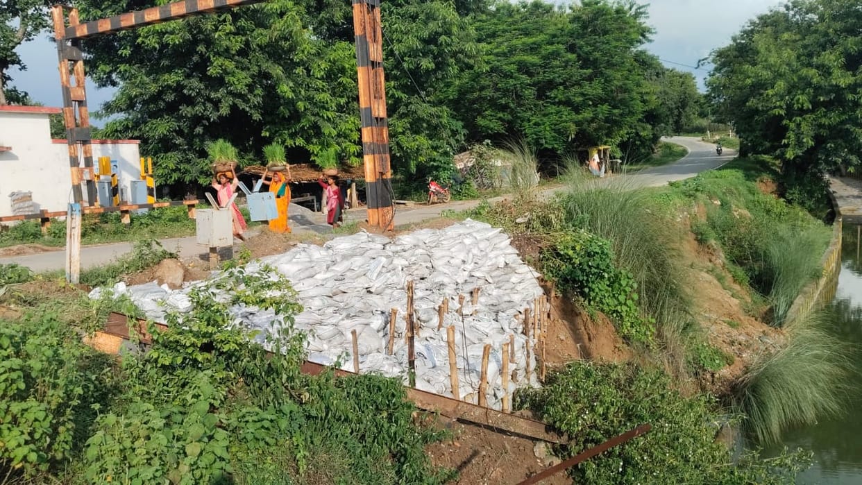 Major rail accident averted in Muirpur: Heavy rain washes away track soil near Jharo crossing.