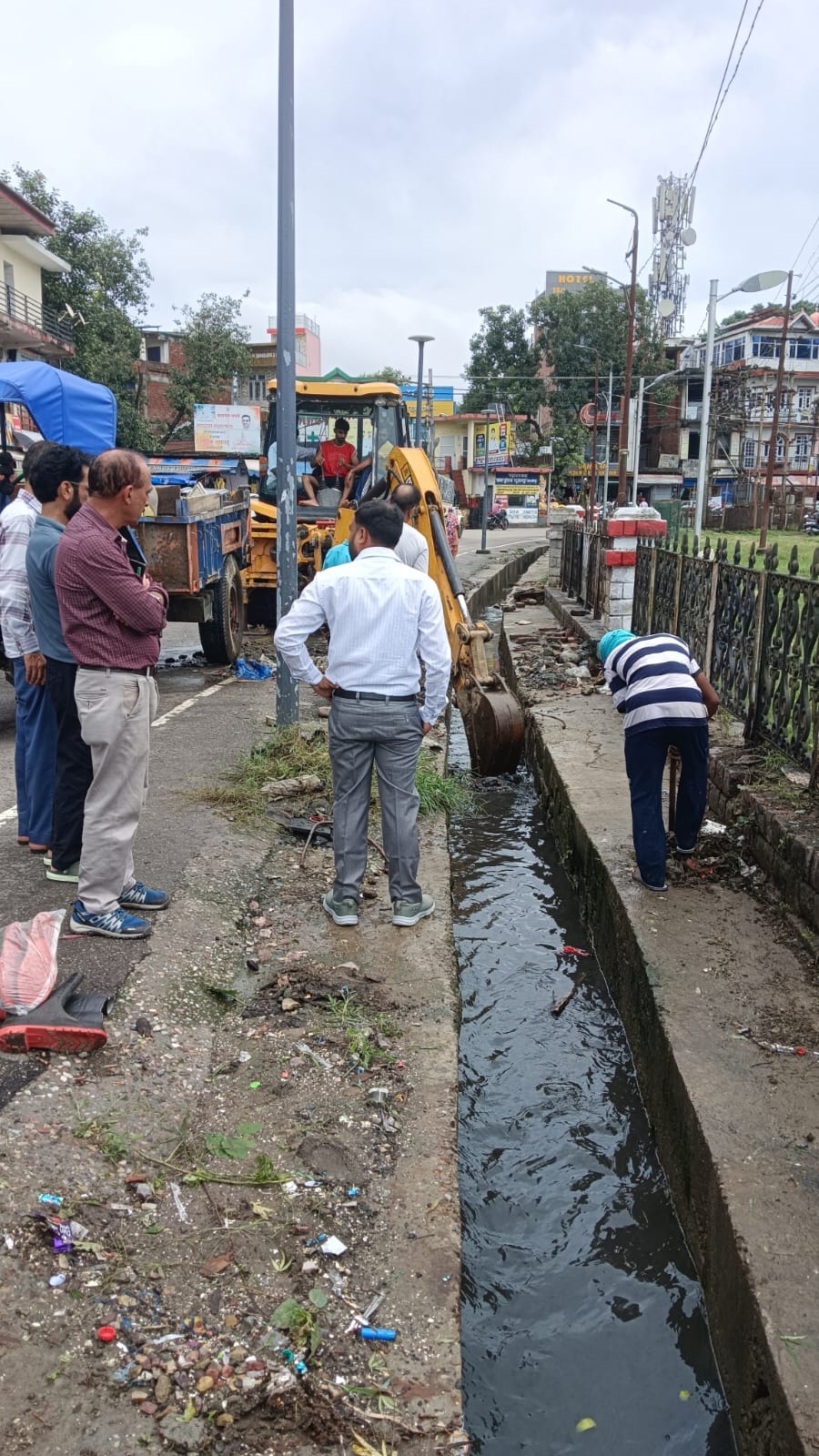 नगर परिषद सुजानपुर  में नालियों की सफाई करते कर्मचारी। संवाद