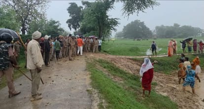 नौगढ़ के भरदुआ गांव में विस्थापित जमीन को लेकर विवाद के बाद पहुंची पुलिस। संवाद