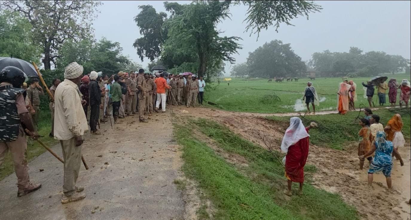 नौगढ़ के भरदुआ गांव में विस्थापित जमीन को लेकर विवाद के बाद पहुंची पुलिस। संवाद