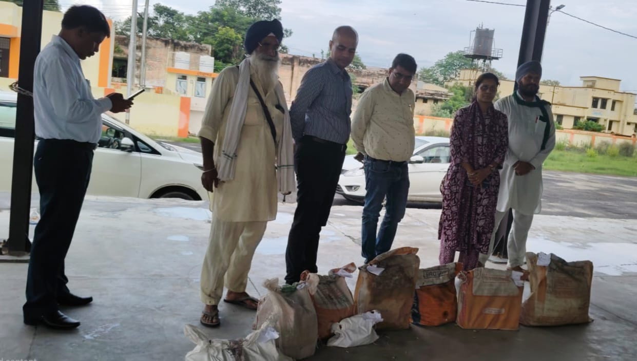 निघासन उप मंडी स्थल पहुंचकर तकनीकी जांच करती टीम। संवाद