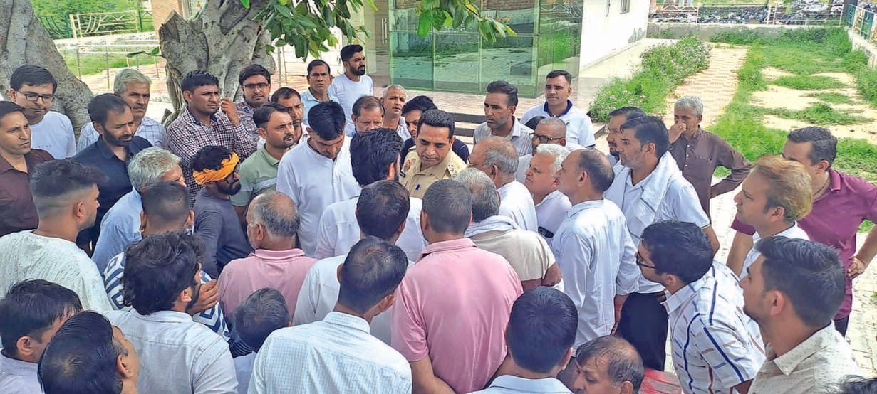 Chaos in the market after a scooter rider was knocked down with a kick... Shops vandalized, traders reached the police station saying - if the accused aren't arrested, we'll shut down the market