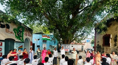 नशे से दूर रहने और समाज को जागरूक करने का संकल्प लेते विद्यार्थी व शिक्षक। स्रोत : स्कूल