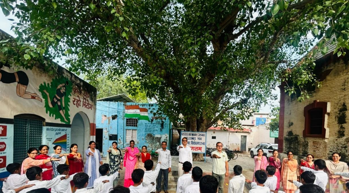 नशे से दूर रहने और समाज को जागरूक करने का संकल्प लेते विद्यार्थी व शिक्षक। स्रोत : स्कूल