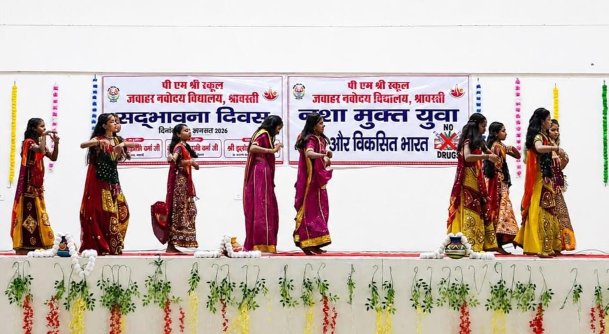 नवोदय विद्यालय में आयोजित कार्यक्रम में प्रतिभाग करती छात्राएं।-