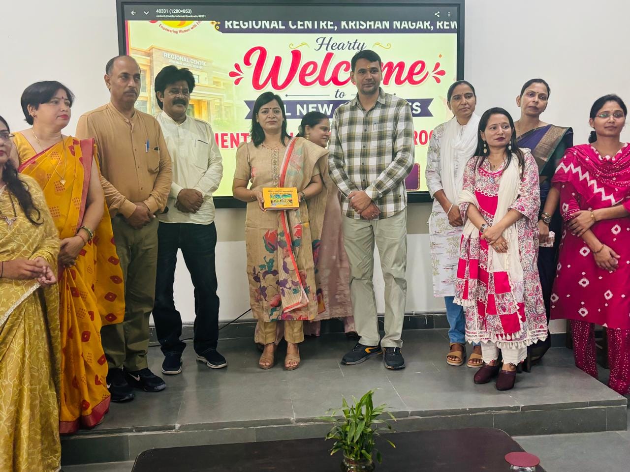ओरिएंटेशन कार्यक्रम में एक मंच पर आईं मुख्यतिथि डॉ. रेनु सोलखे व शिक्षक। स्रोत : कॉलेज