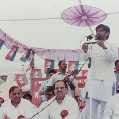 औरैया में मुलायम सिंह की मौजूदगी वाली सभा में भाषण देता कमलेश पाठक। स्रोत: सोशल मीडिया