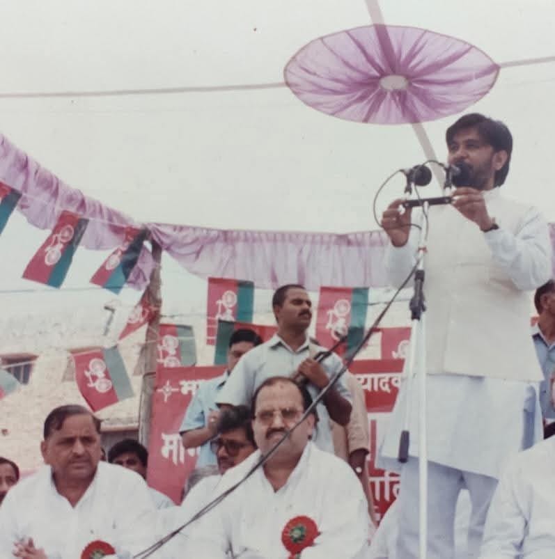 औरैया में मुलायम सिंह की मौजूदगी वाली सभा में भाषण देता कमलेश पाठक। स्रोत: सोशल मीडिया