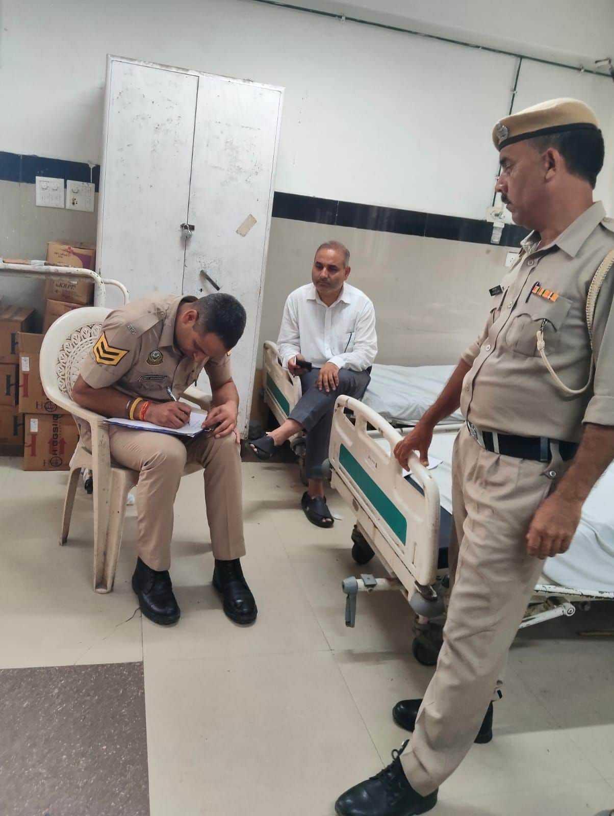 पिकअप दुर्घटना में घायलों का ब्यान कलमबद्ध करती पुलिस टीम। संवाद।