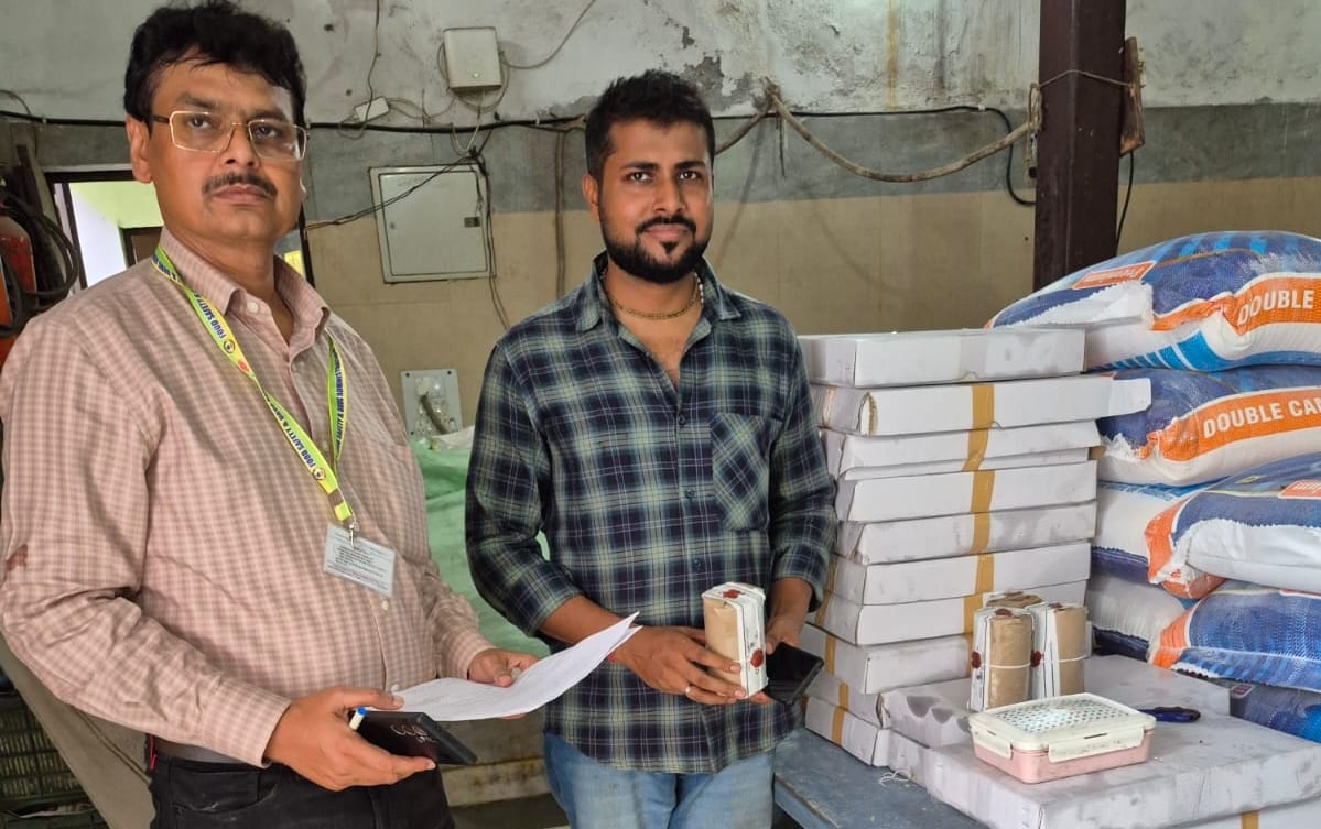 पिलखुवा में नमूना लेती खाद्य सुरक्षा विभाग की टीम। संवाद