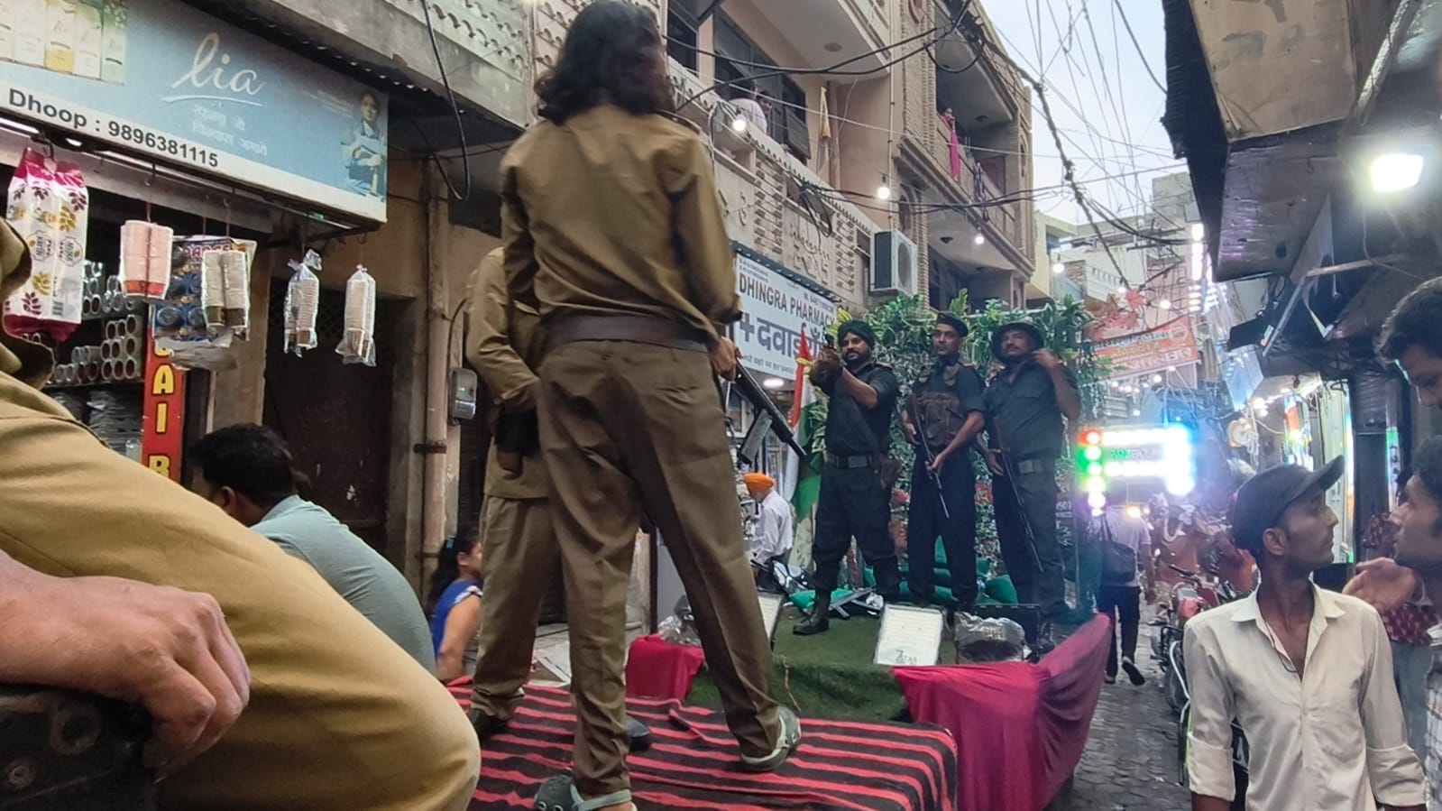 पानीपत सावन ज्योत सभा की शोभायात्रा में देशभक्ति की झांकी में प्रस्तुति देते। संवाद