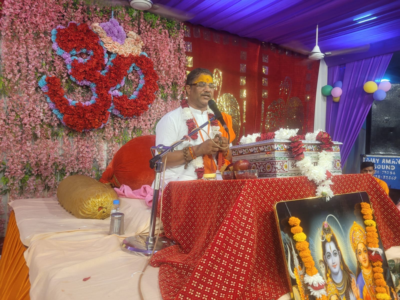 प्राचीन देवी मंदिर में शिव महापुराण कथा करते आचार्य लालमणि पांडेय। संवाद