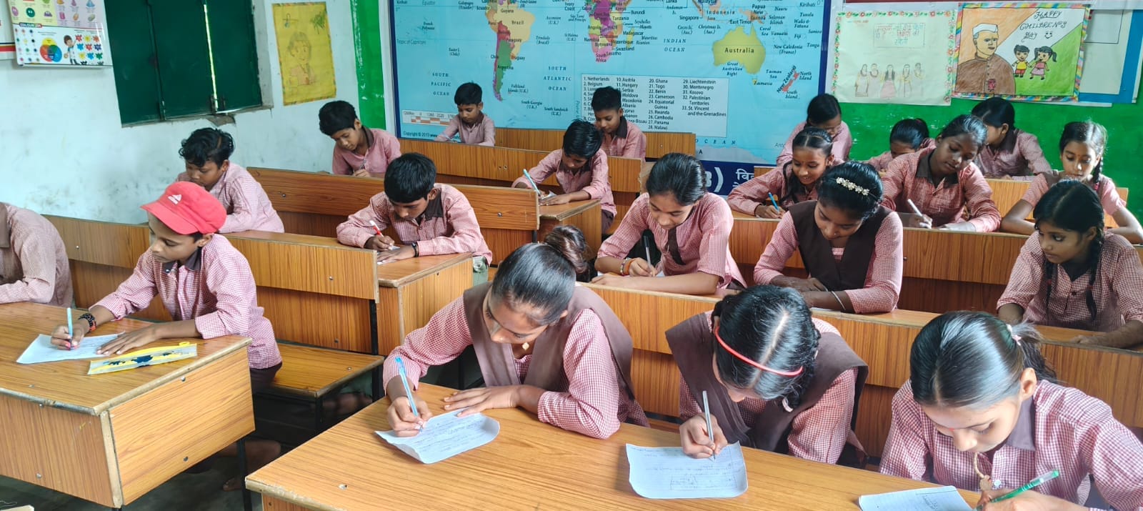 परीक्षा देते बच्चे। संवाद