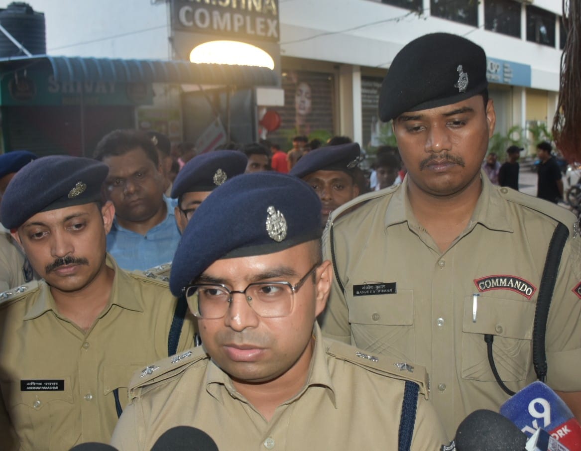 पुलिस अधिकारी जानकारी देते हुए।