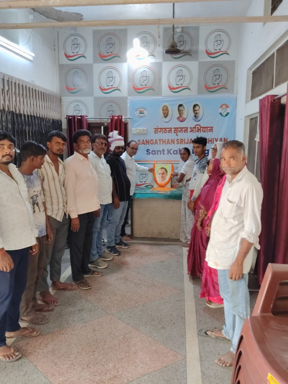 Congress workers paid tribute on Rajiv Gandhi's birth anniversary.