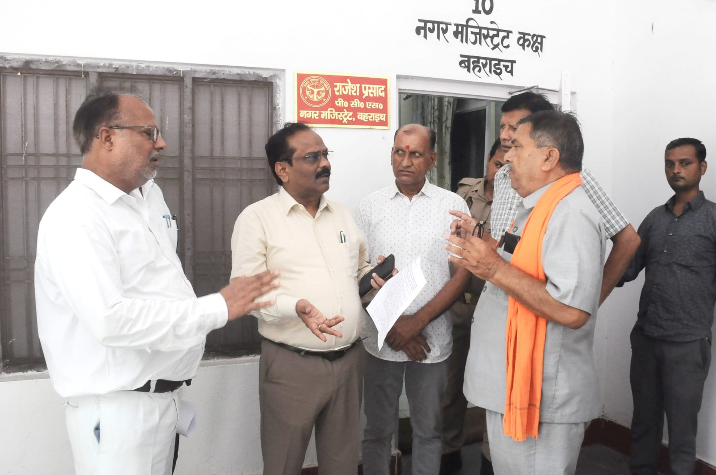 रेडक्रास सोसायटी के चुनाव के विरोध में सिटी मजिस्ट्रेट को ज्ञापन सौंपते लोग।